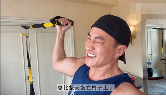 46岁何润东创居家摆烂健身法,肌肉线条抢镜,再现步惊云麒麟臂