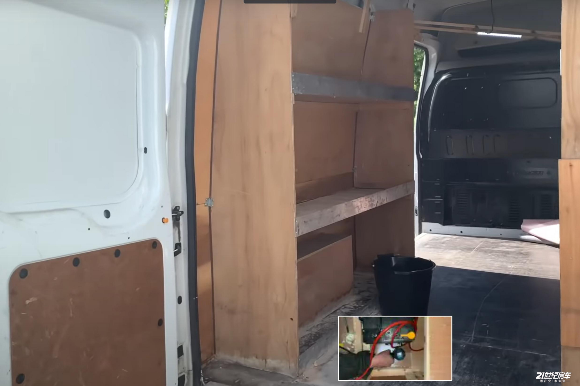 彪悍!21岁女孩1年半自己改装福特全顺房车(内含详细步骤)