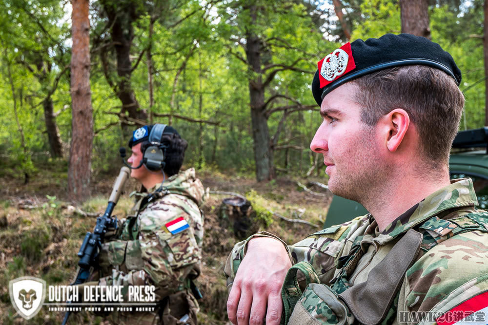 荷兰陆军侦察中队战术演习 预备役士兵混编其中 即将派往伊拉克