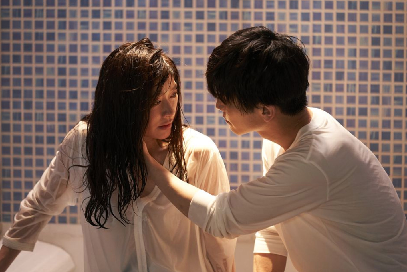 妻子情人家中幽会,丈夫拍下视频后,敲诈致富结局很惨