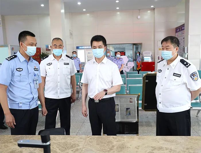 陈伟宏同志深入鹤岗市人民办事中心公安服务窗口开展"走流程"活动