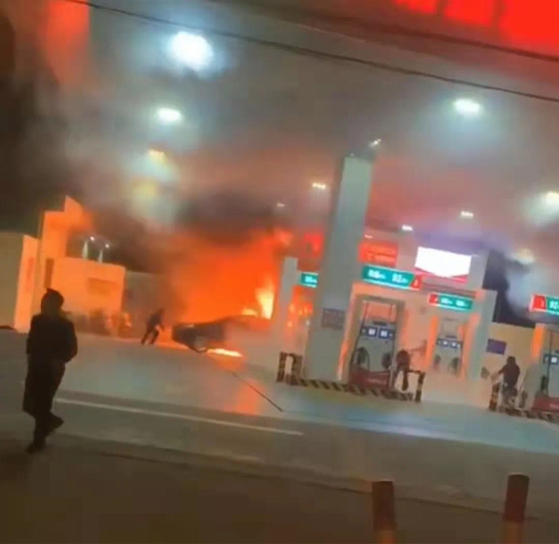 潮州一加油站内小车加油时起火!火已扑灭幸无伤亡,车已拖离