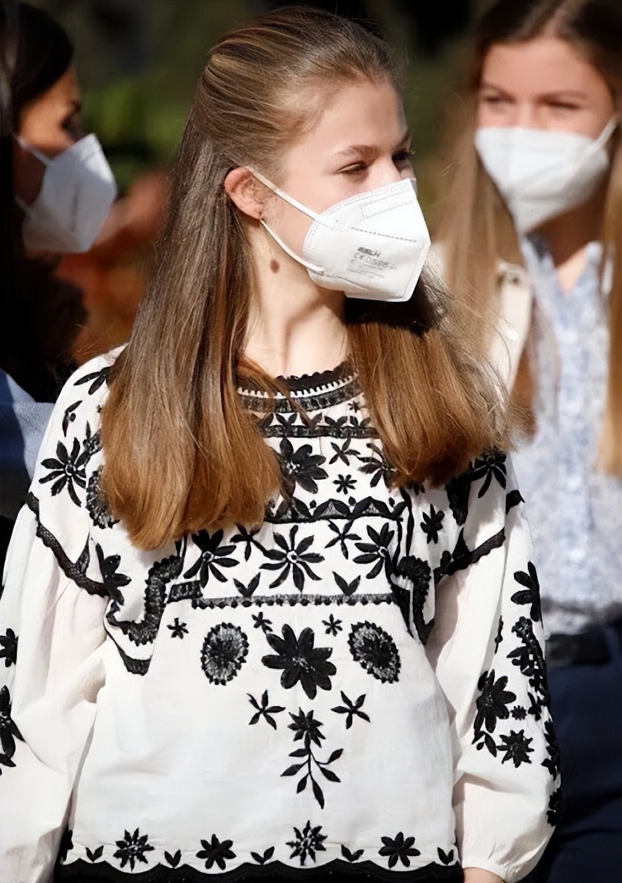西班牙王室一家最新亮相,16岁莱昂诺尔公主穿刺绣衣,小公主更美