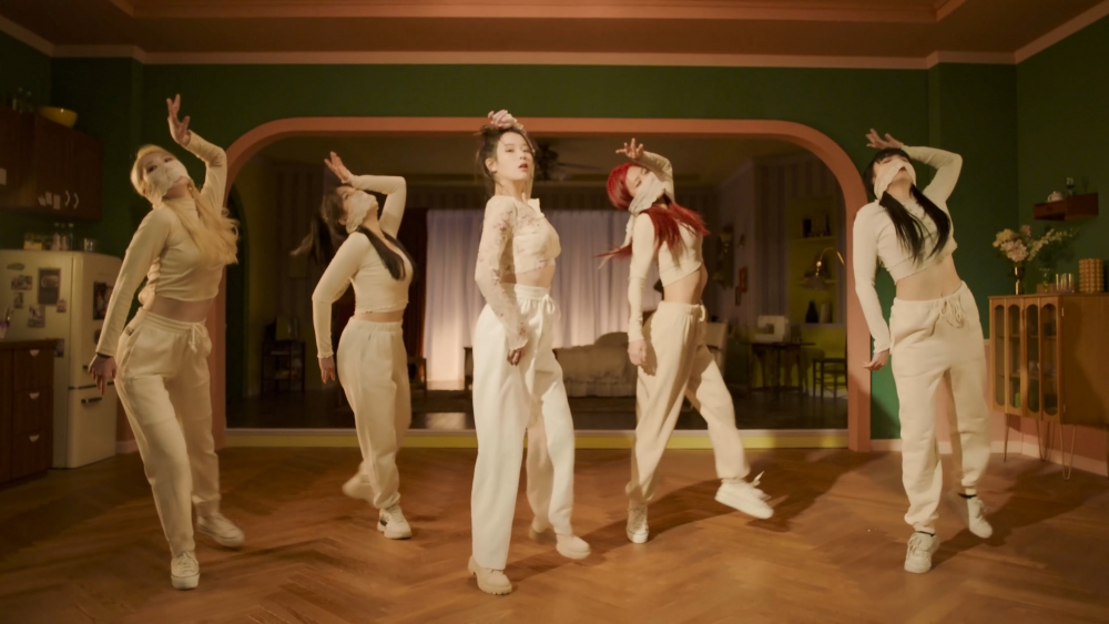 iu新曲《flu》预告:甜美嗓音搭配小蛮腰,网暴动:病痛全消失!