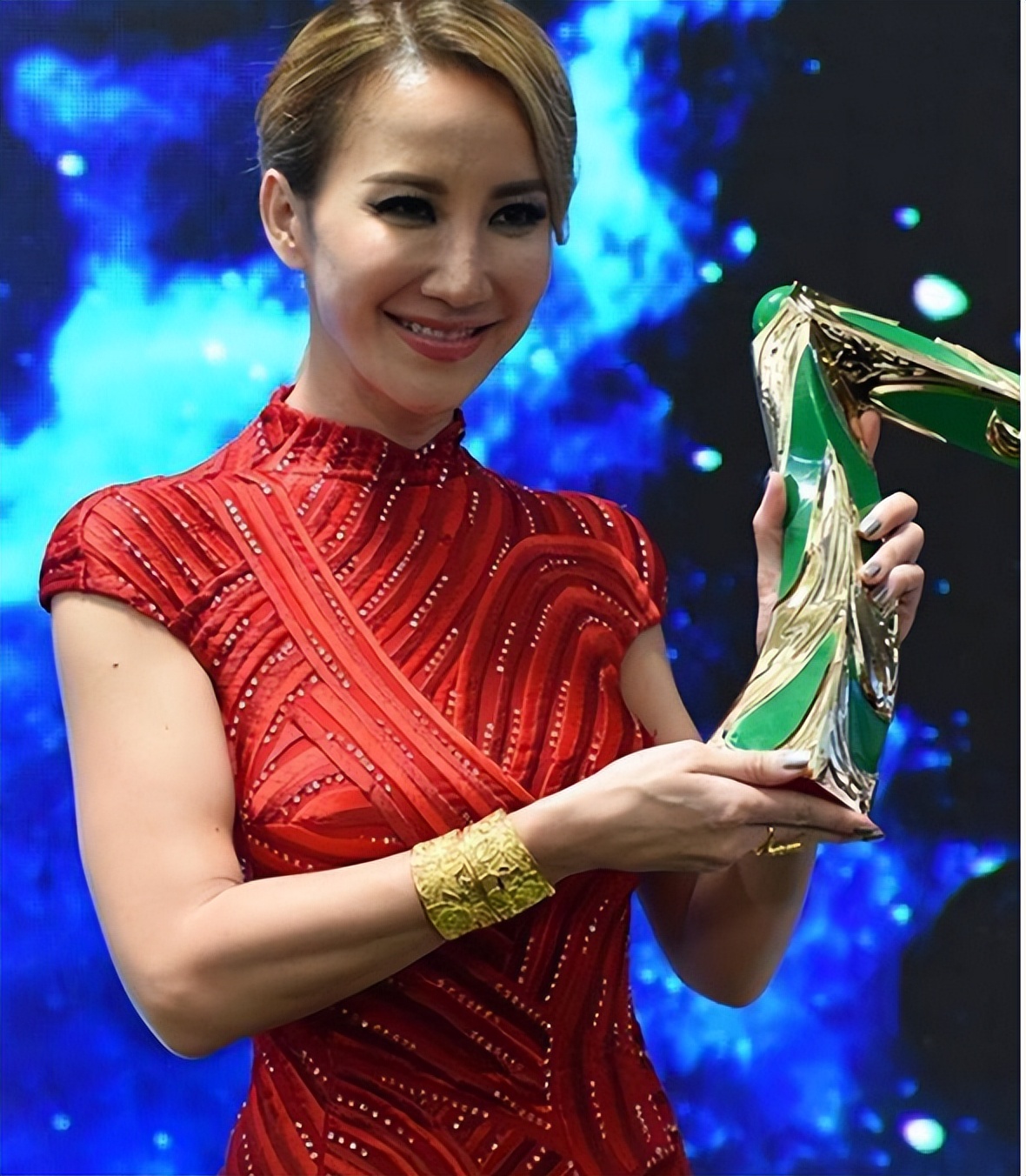 李玟遗物遭老公私扣,百套礼服还7件,丧服未取回,葬礼恐难举行