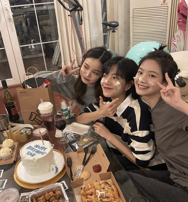 本以为李庚希剪短发够美了,当她闺蜜的颜值曝光,网友:我恋爱了