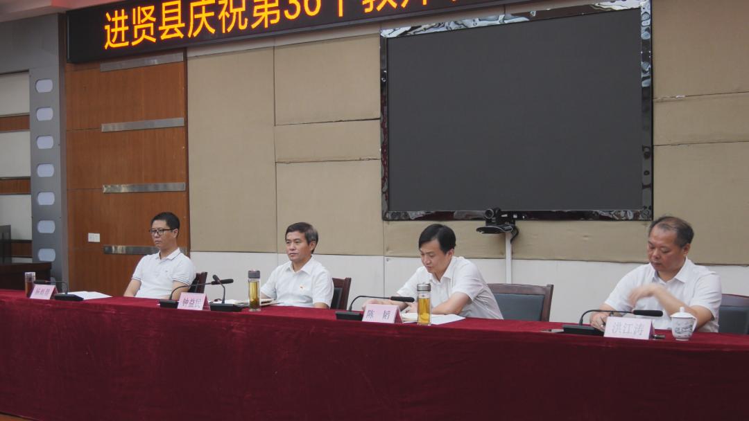 钟益民主持召开进贤县庆祝第36个教师节暨县委教育工作专题座谈会