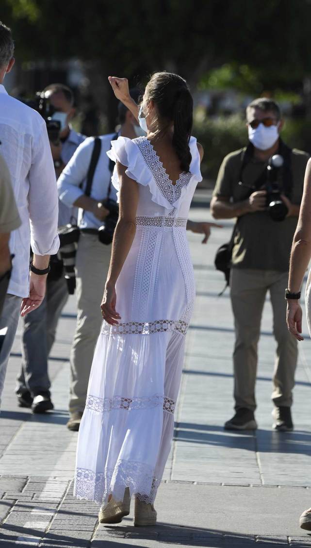 莱蒂齐亚王后再穿纯白裙,获赞"海岛缪斯女神",背影更惊艳