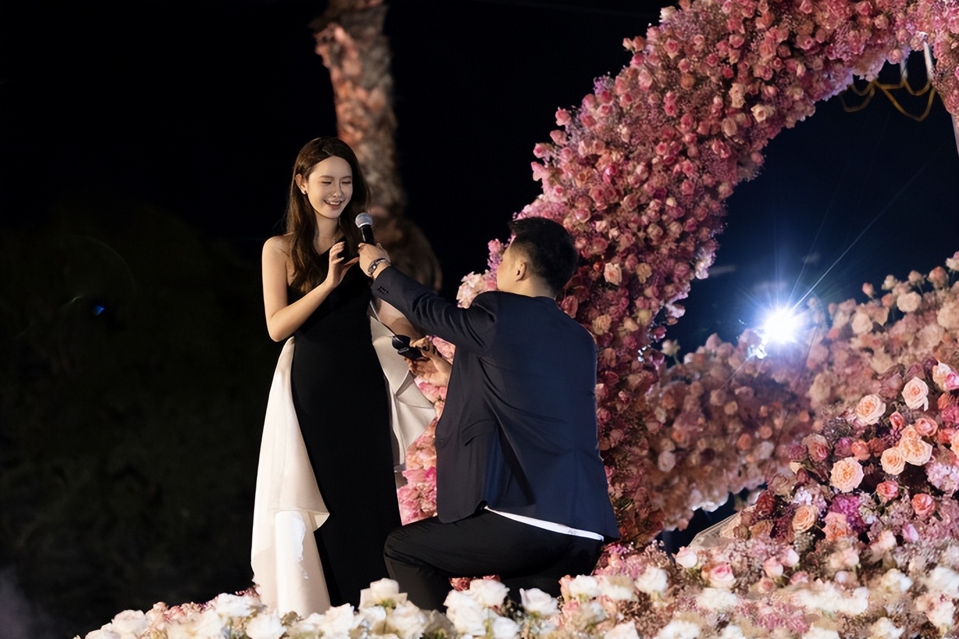 张大奕和男友领证,大钻戒大g抢镜,两人填信息时被吐槽像签合同