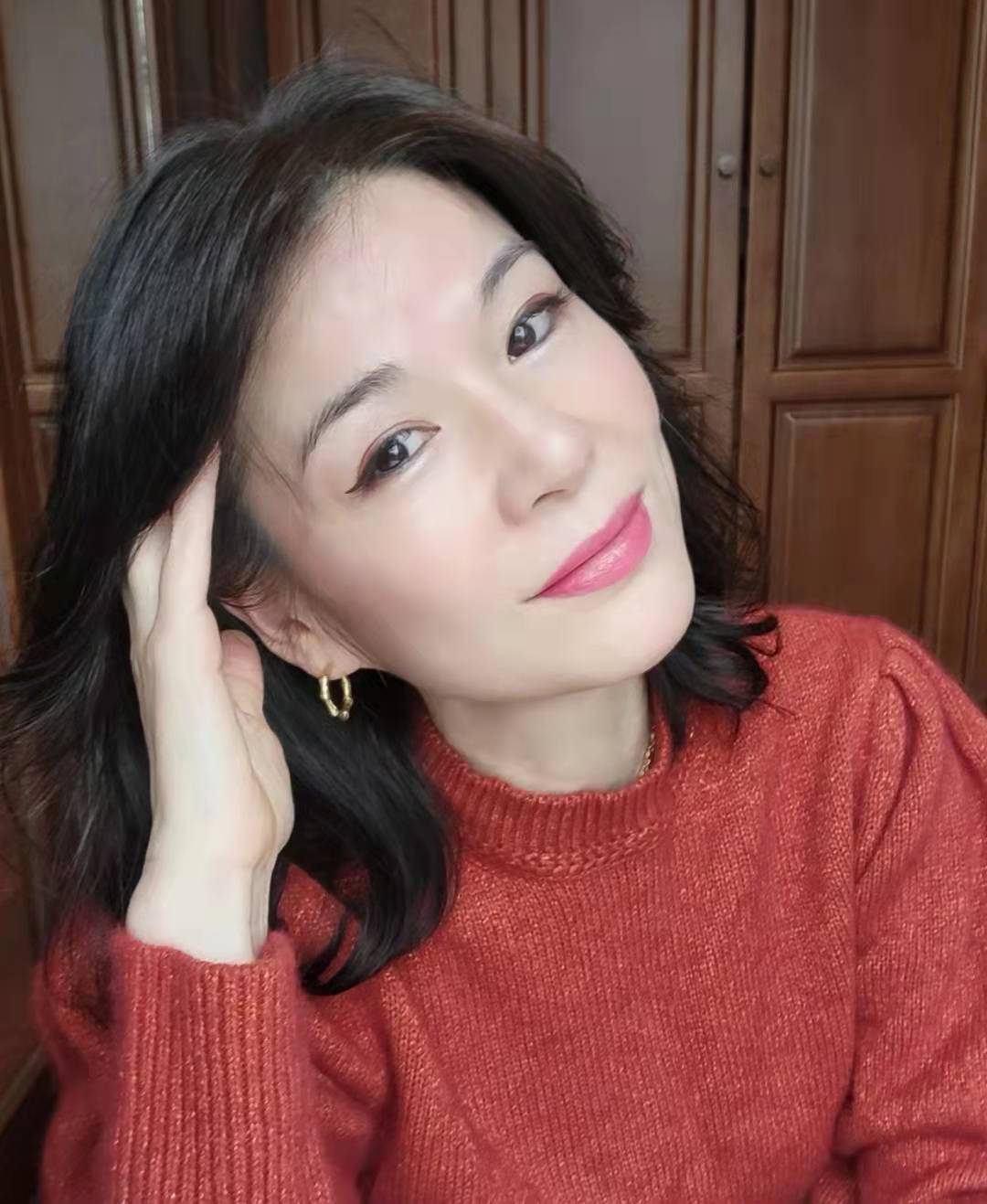 40岁左右的女人,出门再匆忙,尽量化淡妆,掌握这三步就行了