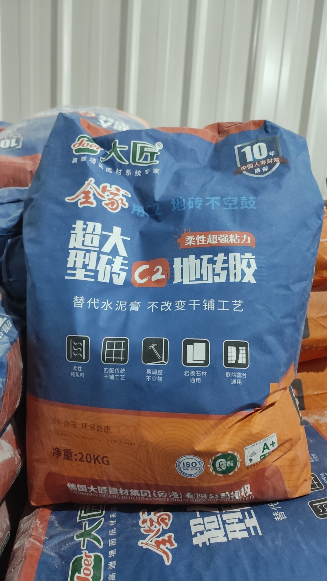 瓷砖胶又被称为陶瓷砖粘合剂,粘胶泥,是一种主要用于粘贴瓷砖,面砖
