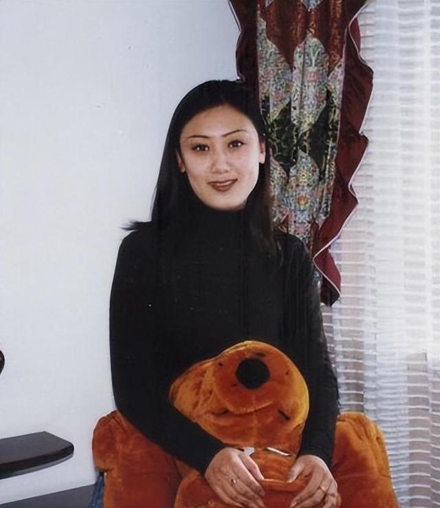尚尔琦被连丽丽的美貌和身材所吸引,遗憾地,他的追求并没有得到回应.