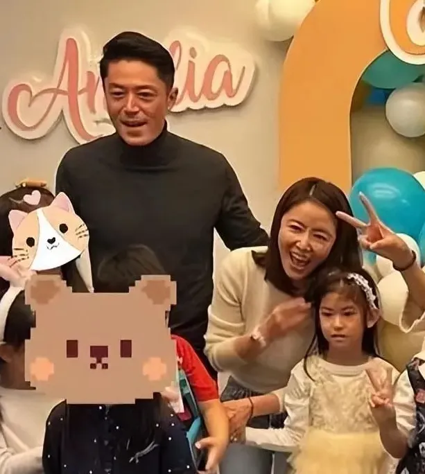 林心如罕见晒全家福,6岁小海豚脸型随妈五官像爸,净挑优点长