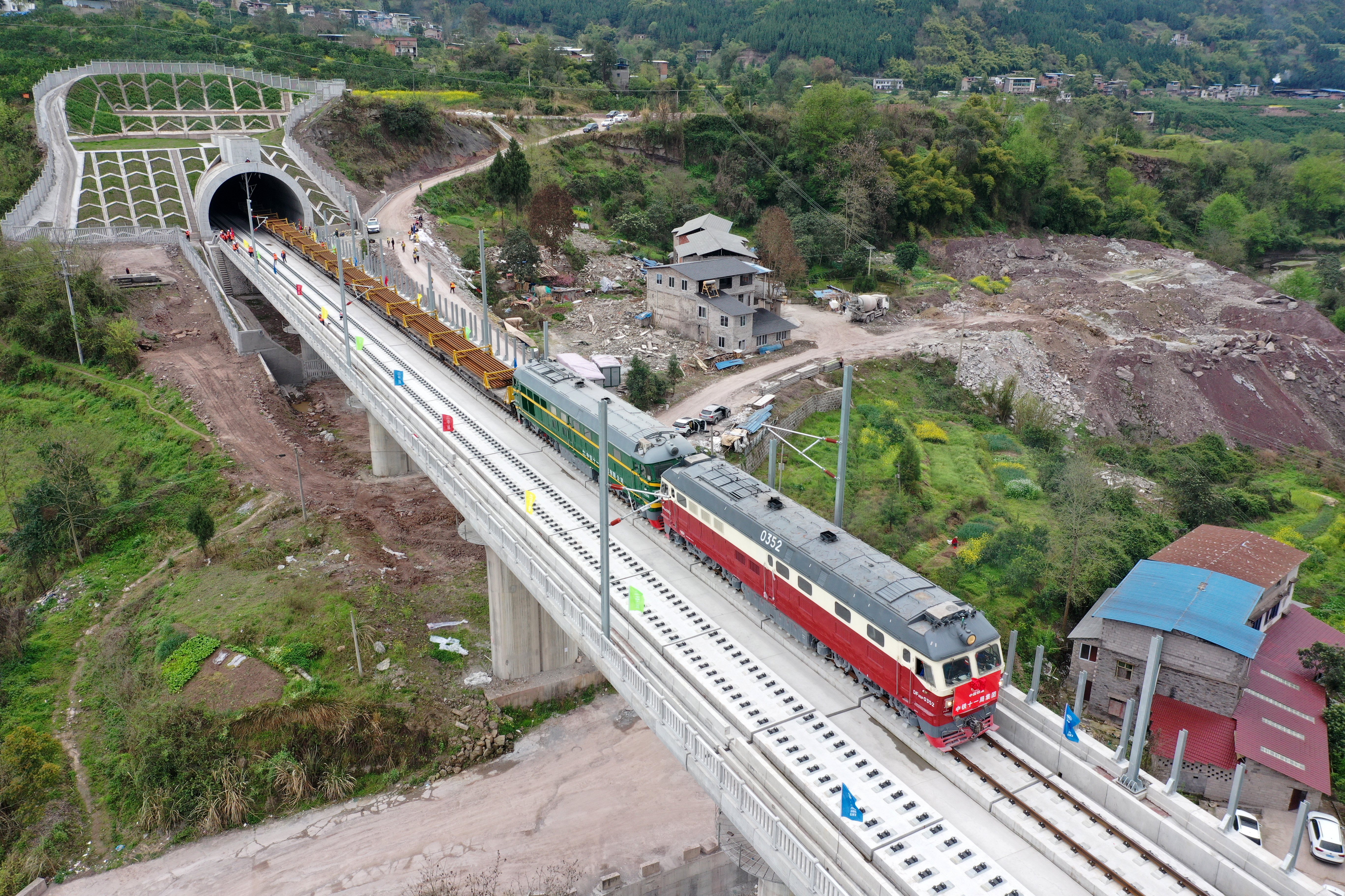 跨线铺轨技术在郑万高铁重庆段正式运用(5)