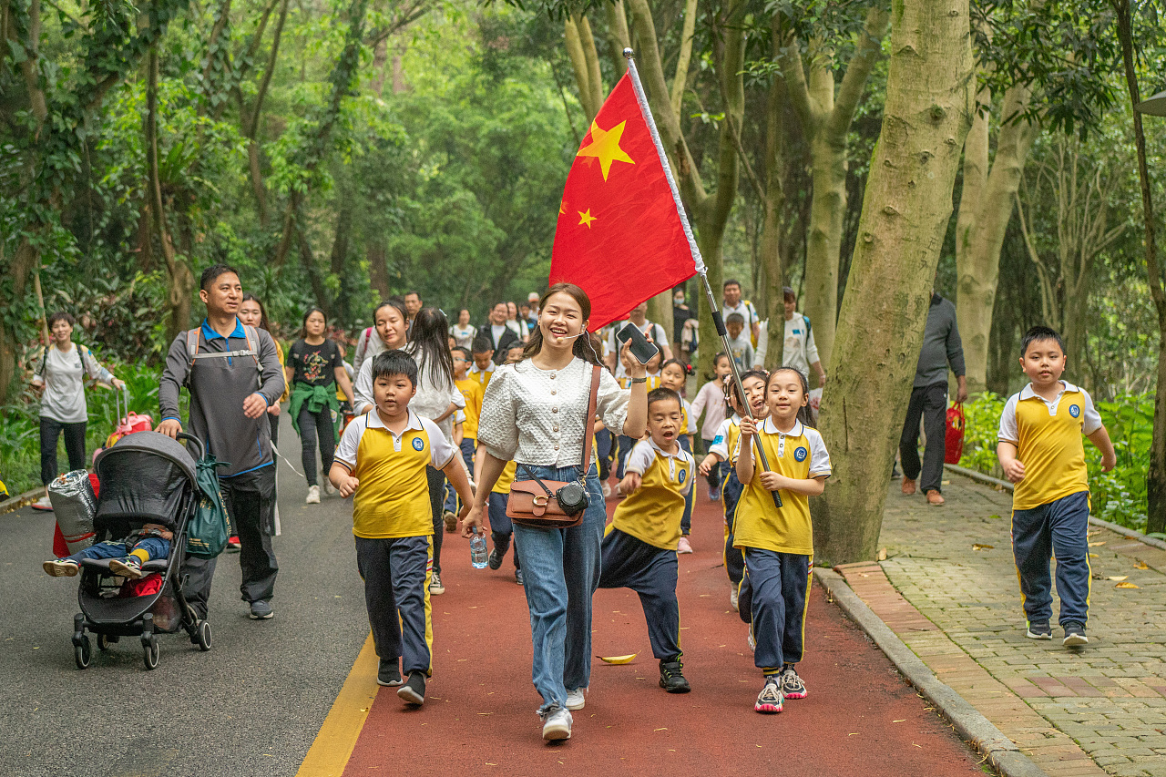 小学生集体春游花费22300元,老师:费用平摊,家长群炸锅了
