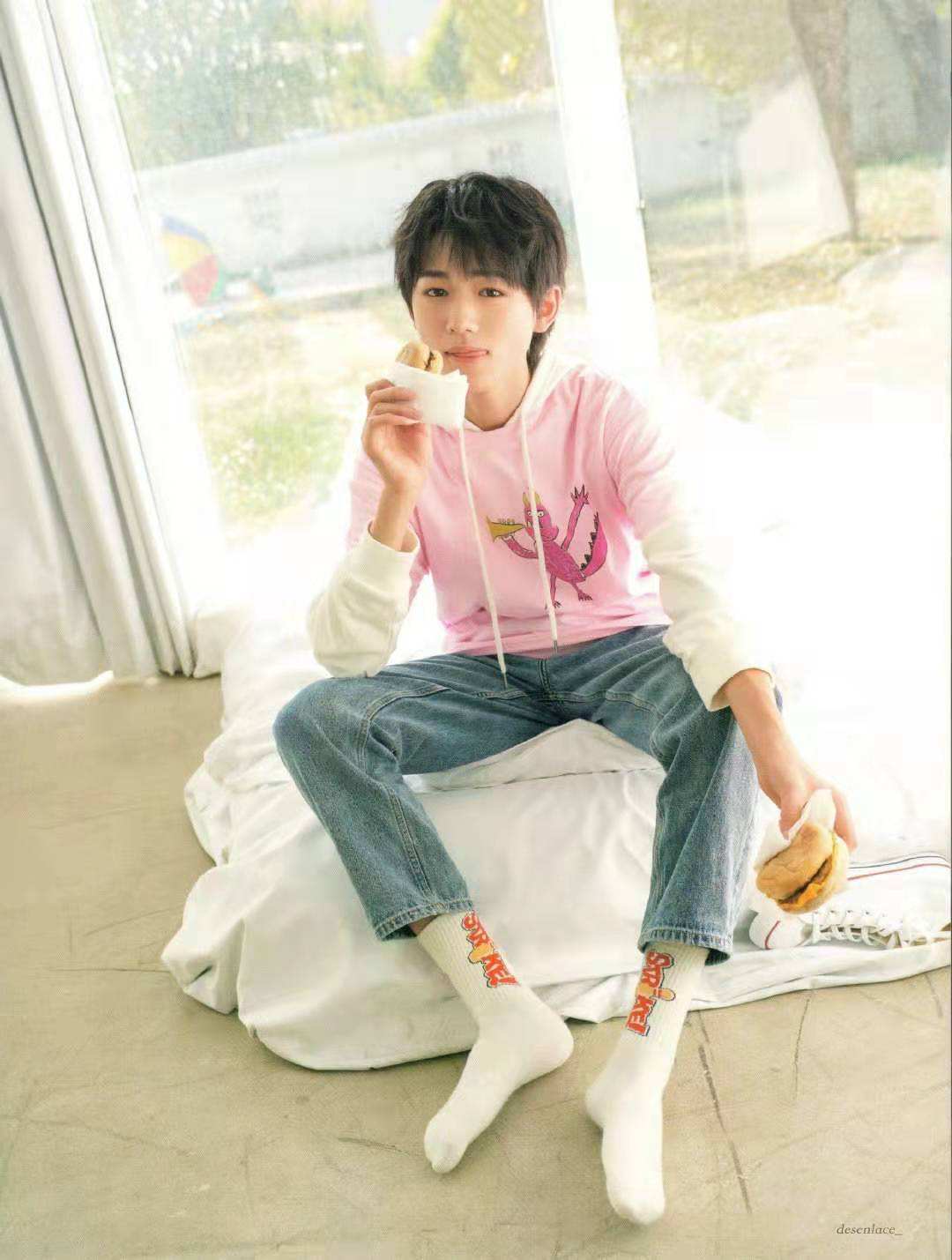 私生饭跟拍怎样拒绝?黄明昊只能避到朋友家,宋亚轩却反拍秒杀!