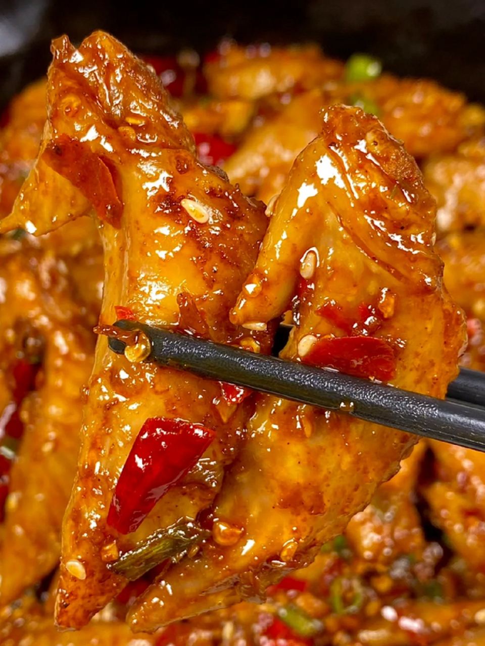 今天我为大家带来了一道超级好吃的麻辣鸡翅尖!