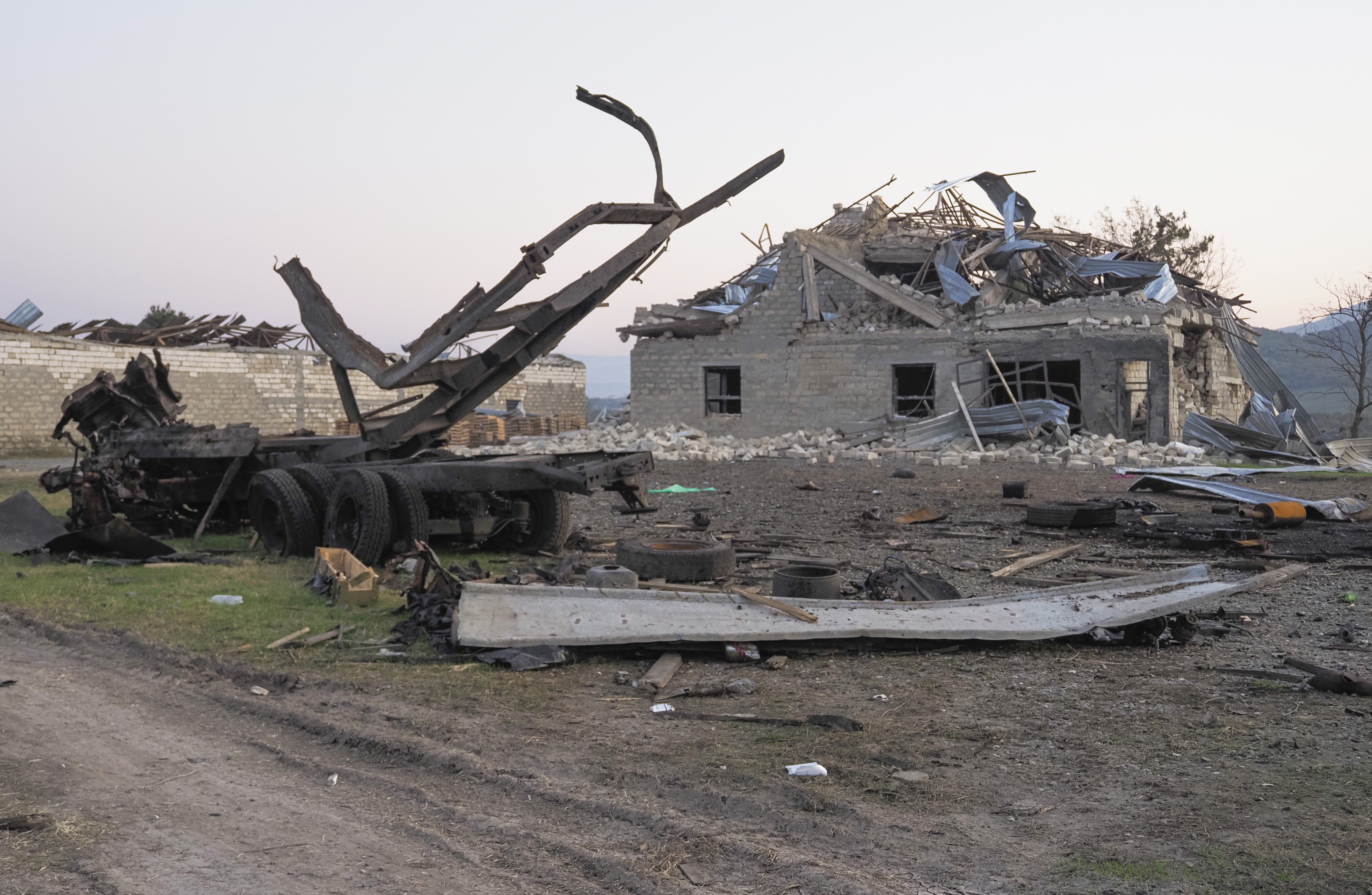 俄罗斯外长呼吁纳卡冲突各方停止对抗思维