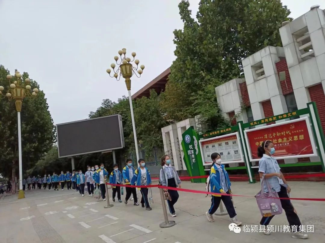 临颍:颍川学校迎来开学第一次校管检查,对教案,作业进行大检查