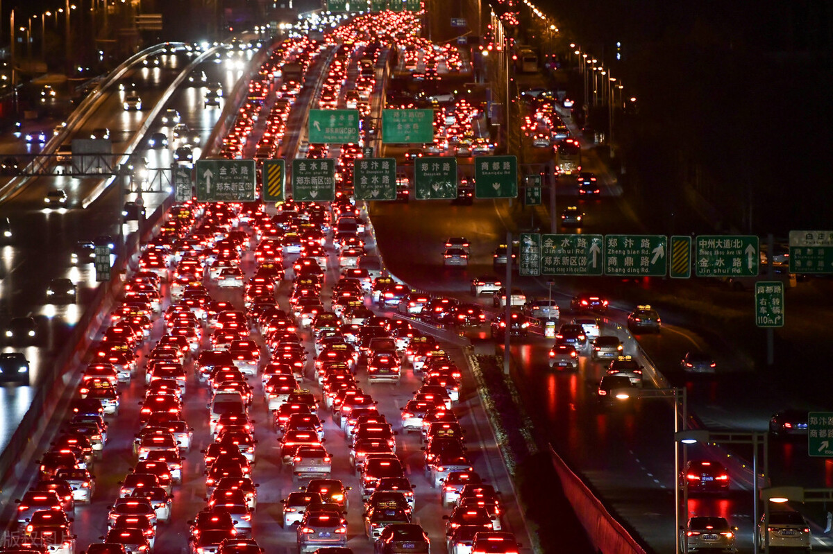 河南郑州,2021年元旦夜郑州市区的中州大道严重堵车