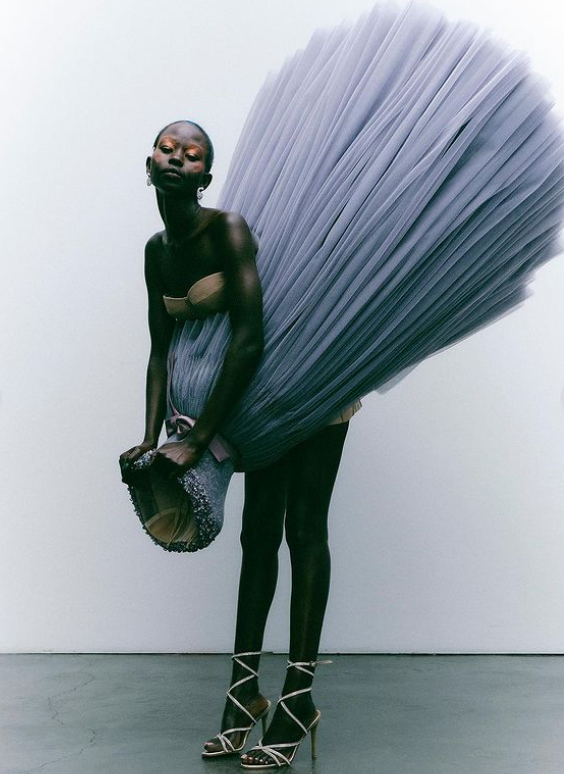 伦敦时装周"反重力裙"太疯批!被吐槽是"灵异表演"!