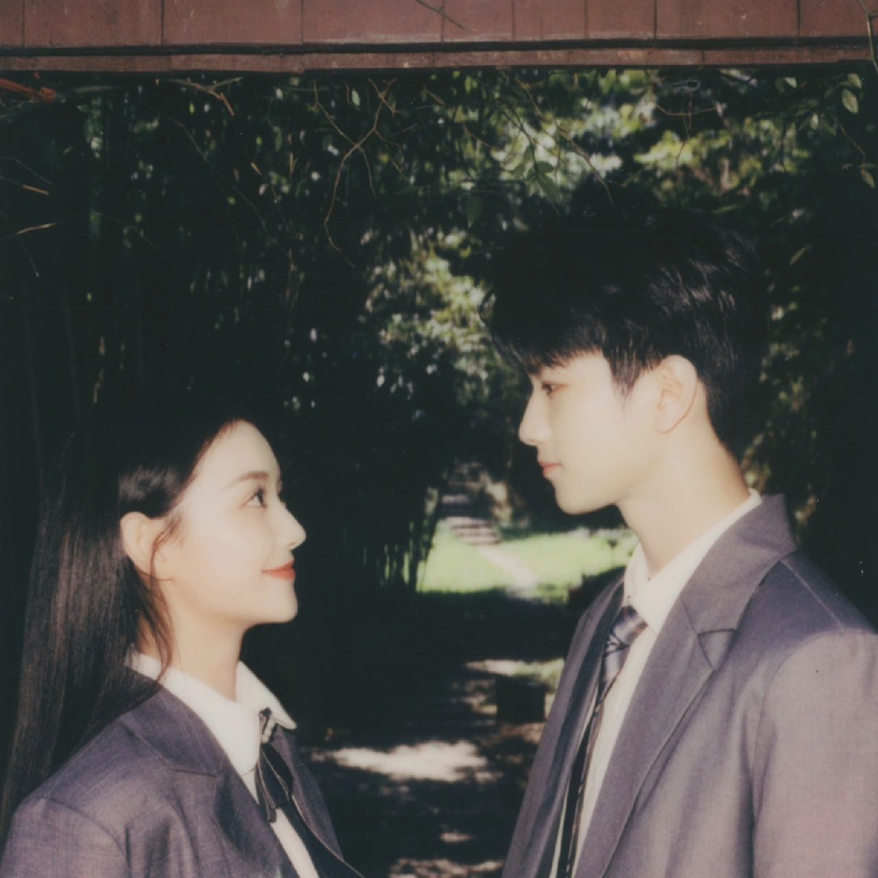 我给蒋依依和敖子逸拍的宝丽来 我感觉有点甜