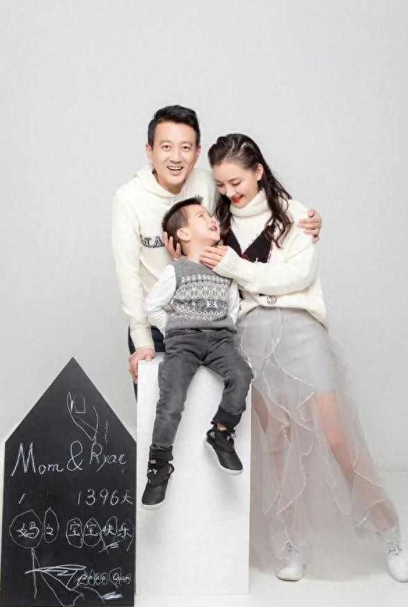 "槿汐姑婆"太高调了,礼裙领口直接开到腰,与老公热吻大秀恩爱