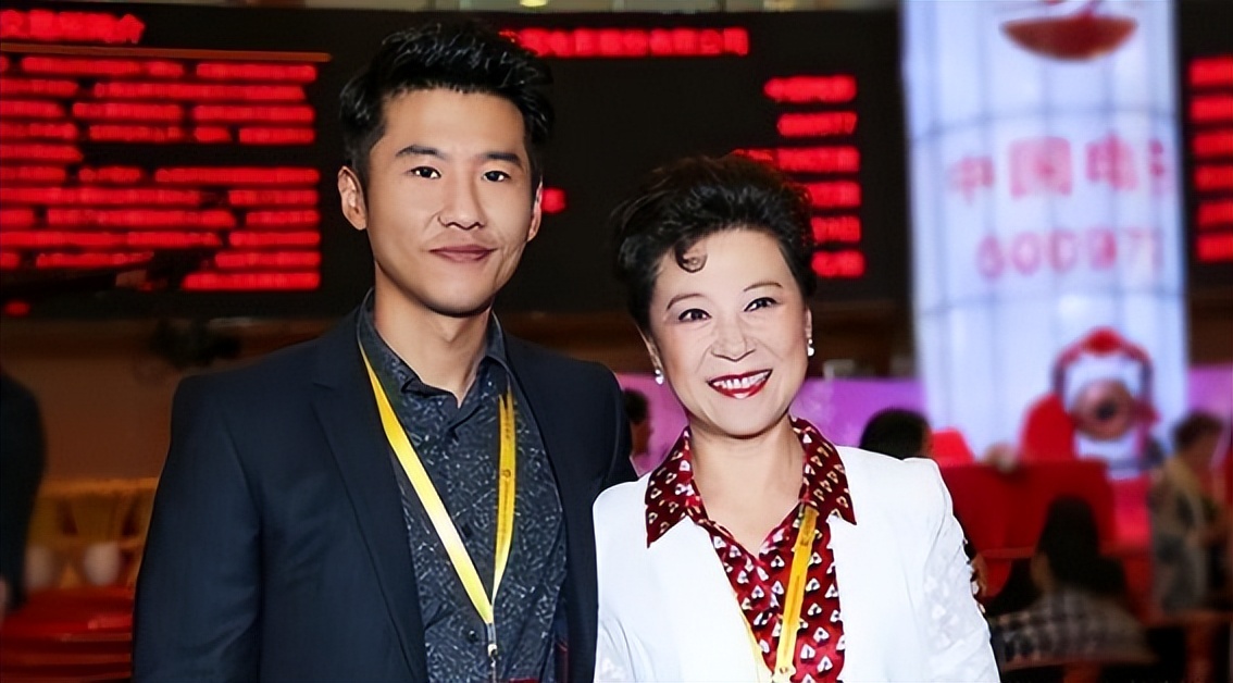 演员王骁:40岁走红,娶平凡妻子生一女,是母亲王馥荔的骄傲
