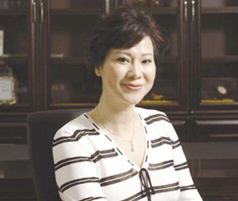 施之皓前妻曹燕华:烟酒不离身拿59块金牌,二婚被宠成少女