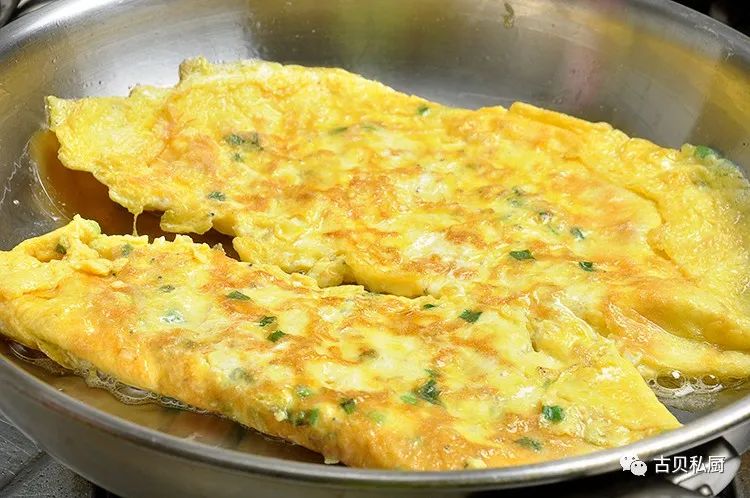 银鱼和鸡蛋一搅,就变成了一道家常味十足的银鱼煎蛋!
