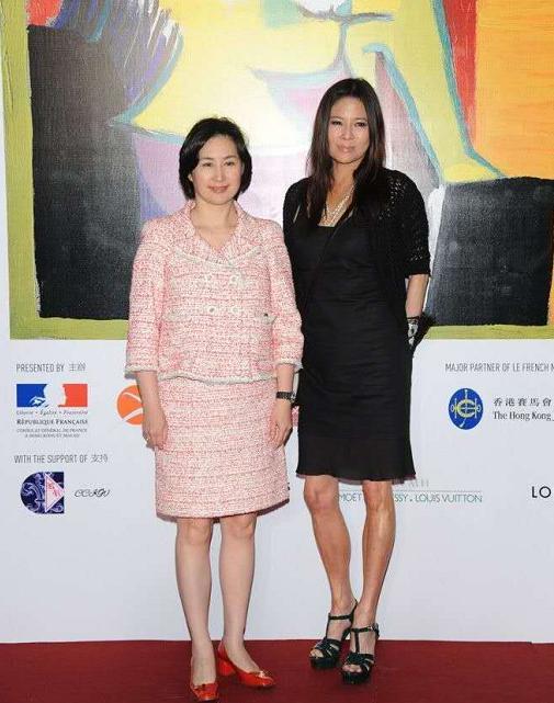 何超琼拜访著名学者,穿小香风优雅贵气,屈膝求签名显豪门教养