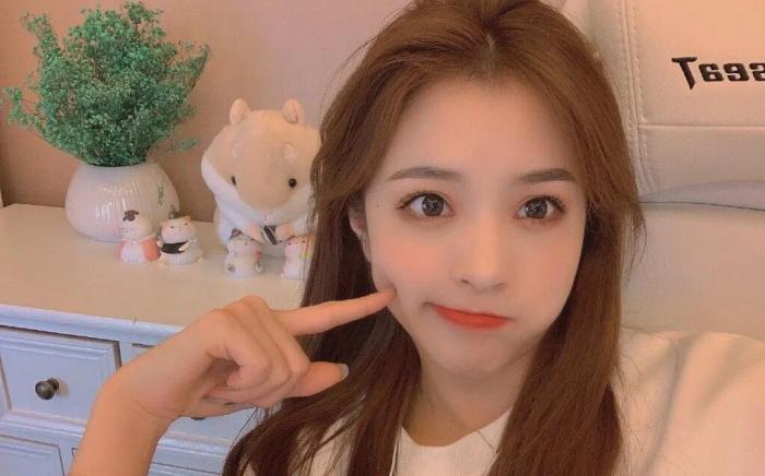 刘思瑶晒马甲线以证清白,不料却被变形的手抢镜,真诚一点不好吗