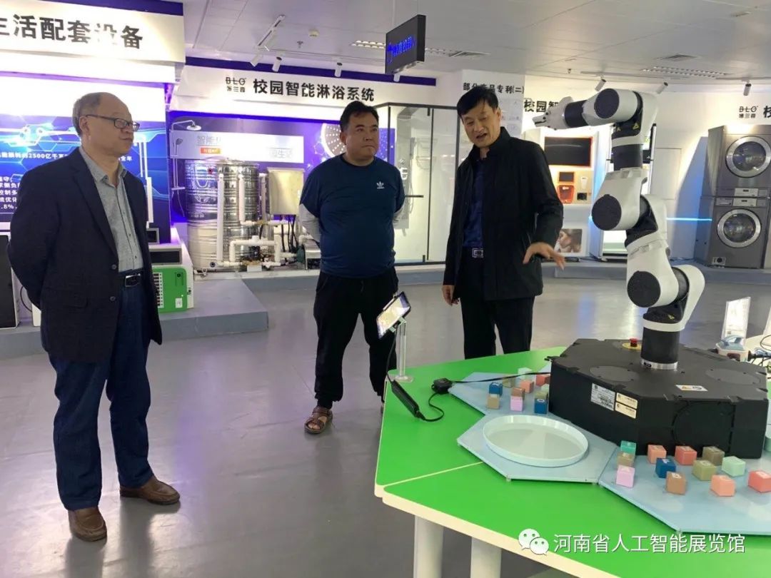 航空工业管理学院后勤管理处处长罗昆,产业管理处处长席俊杰莅临