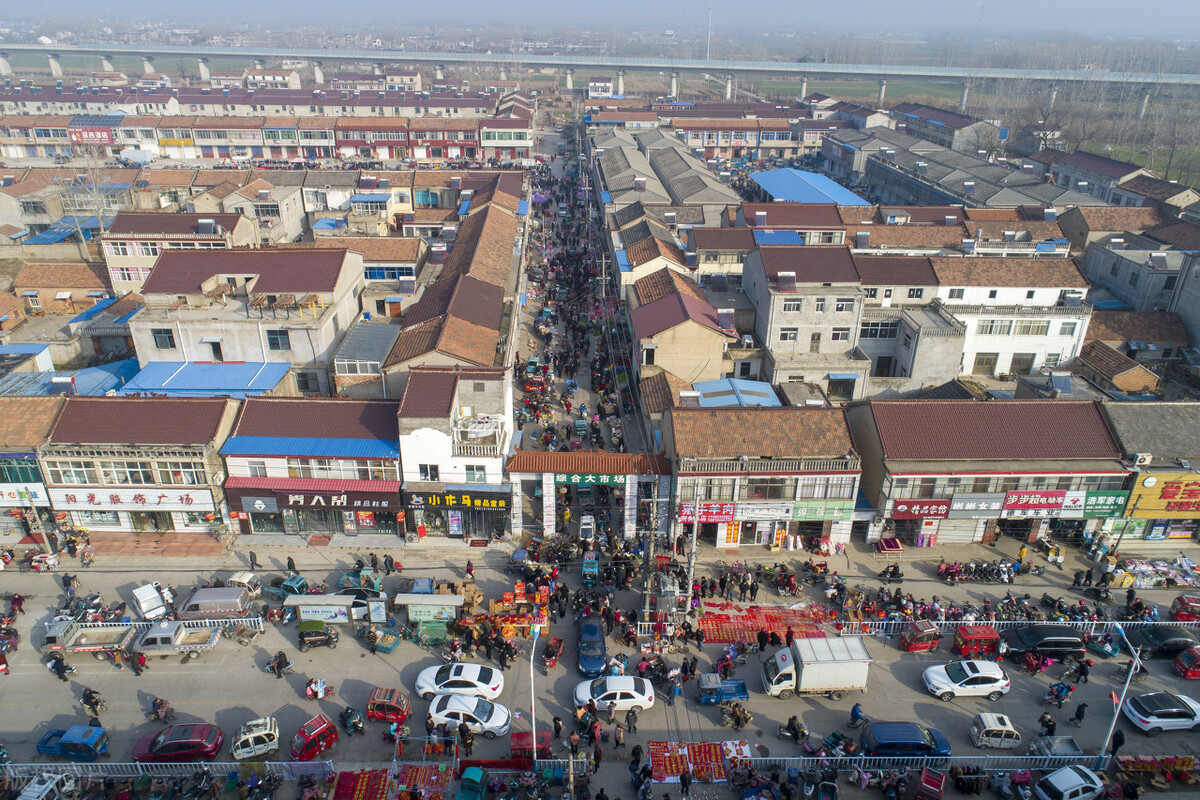 江苏省淮安市淮阴区丁集镇的春节年货大市场上,村民们在采购年货