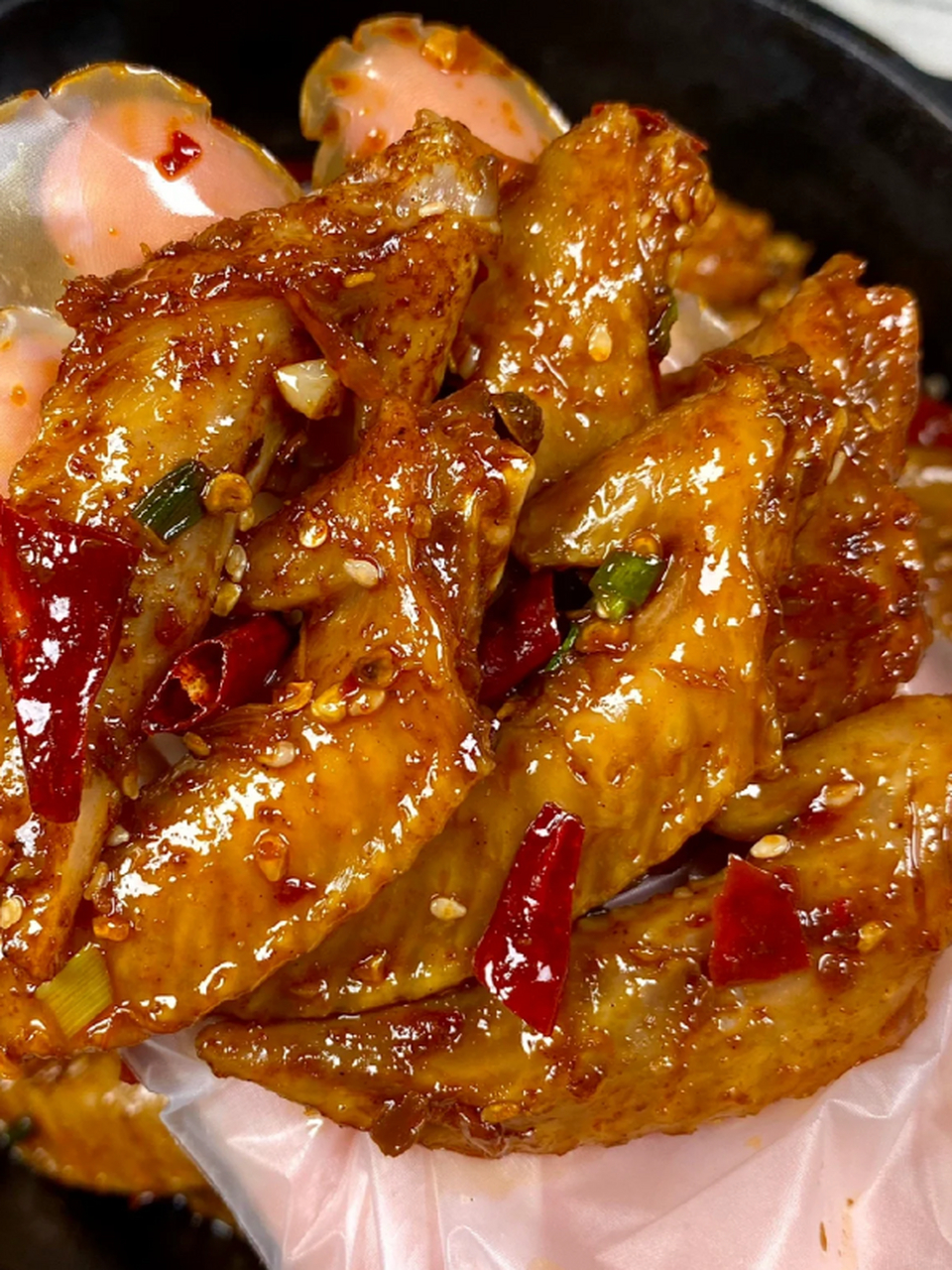 今天我为大家带来了一道超级好吃的麻辣鸡翅尖!