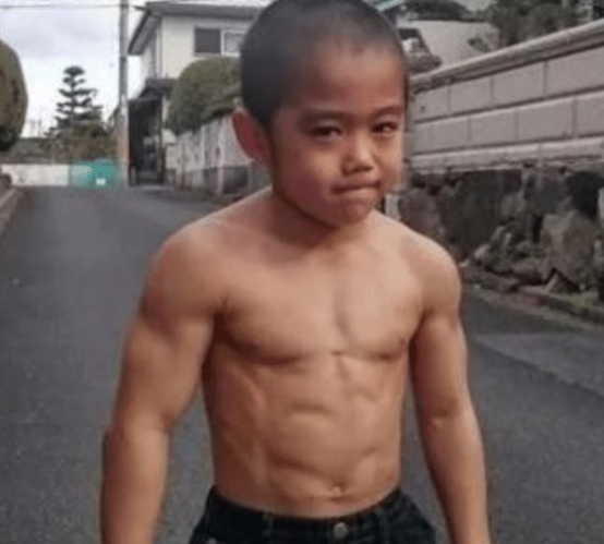 還記得那個發誓成為李小龍,練就一身腹肌的3歲男孩嗎?