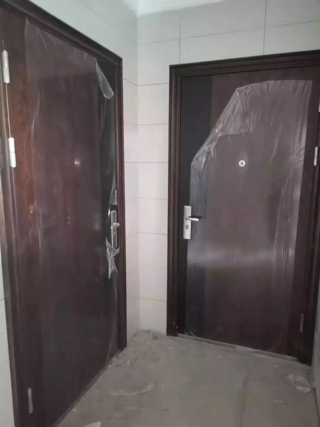 |真不是魔术！济南一小区多户防盗门用扇子就能打开