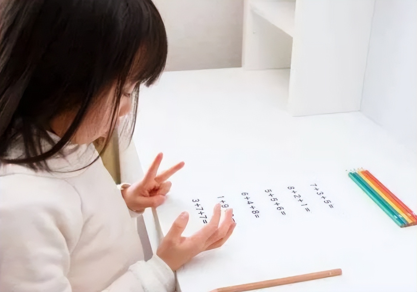 孩子算数掰手指,该纠正吗?网友:别完美主义给孩子压力