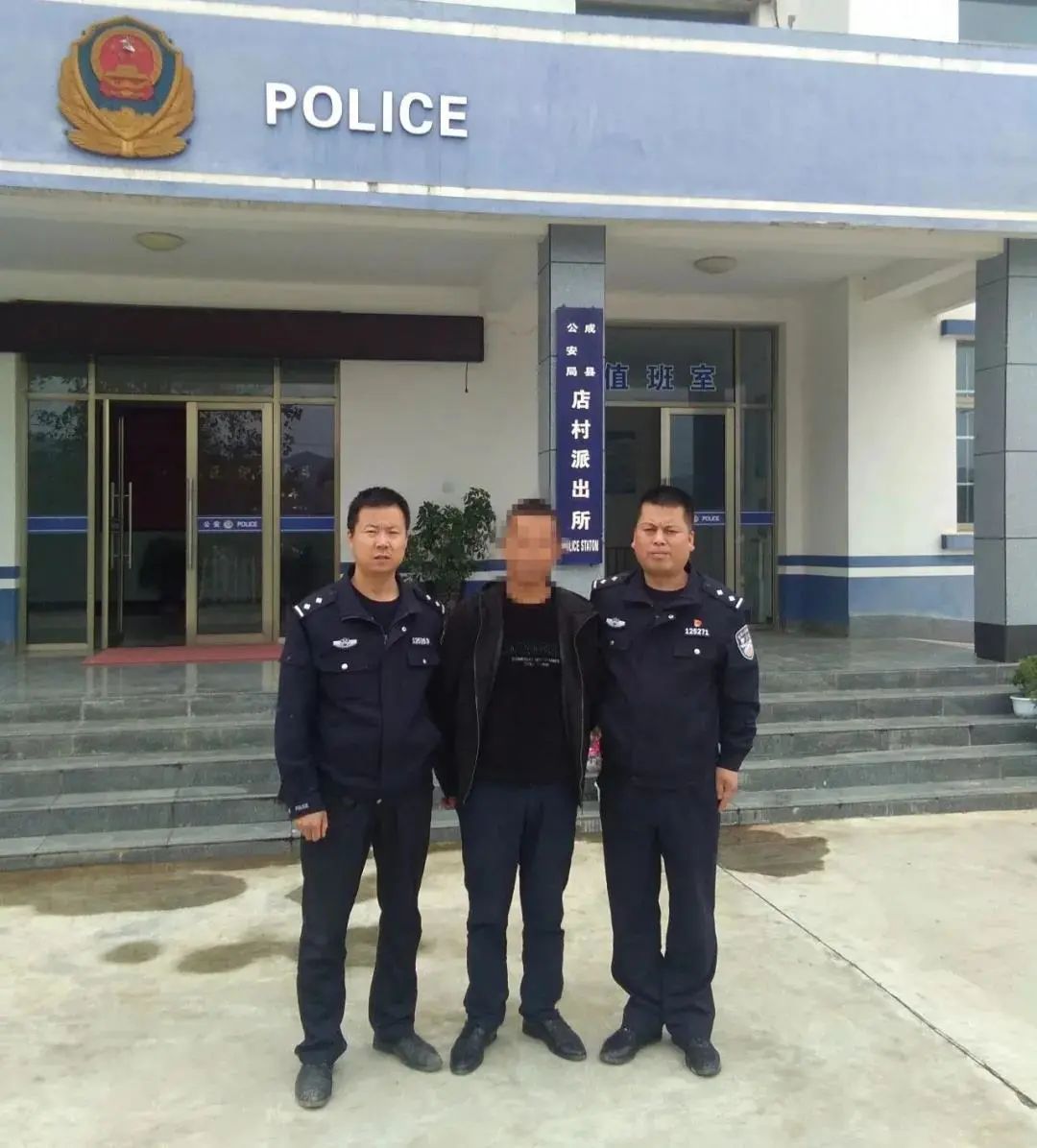 【三分钟警事速览】民警速破盗窃案 失主送锦旗致谢