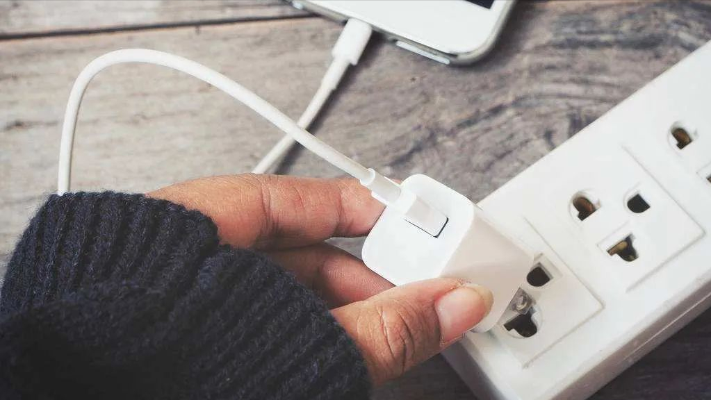 夏天,手机充电器一直插在插座上会爆炸吗?