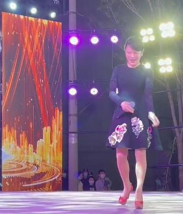 老去之后登台再唱《知心爱人》,付笛声任静夫妻冒犯了谁?