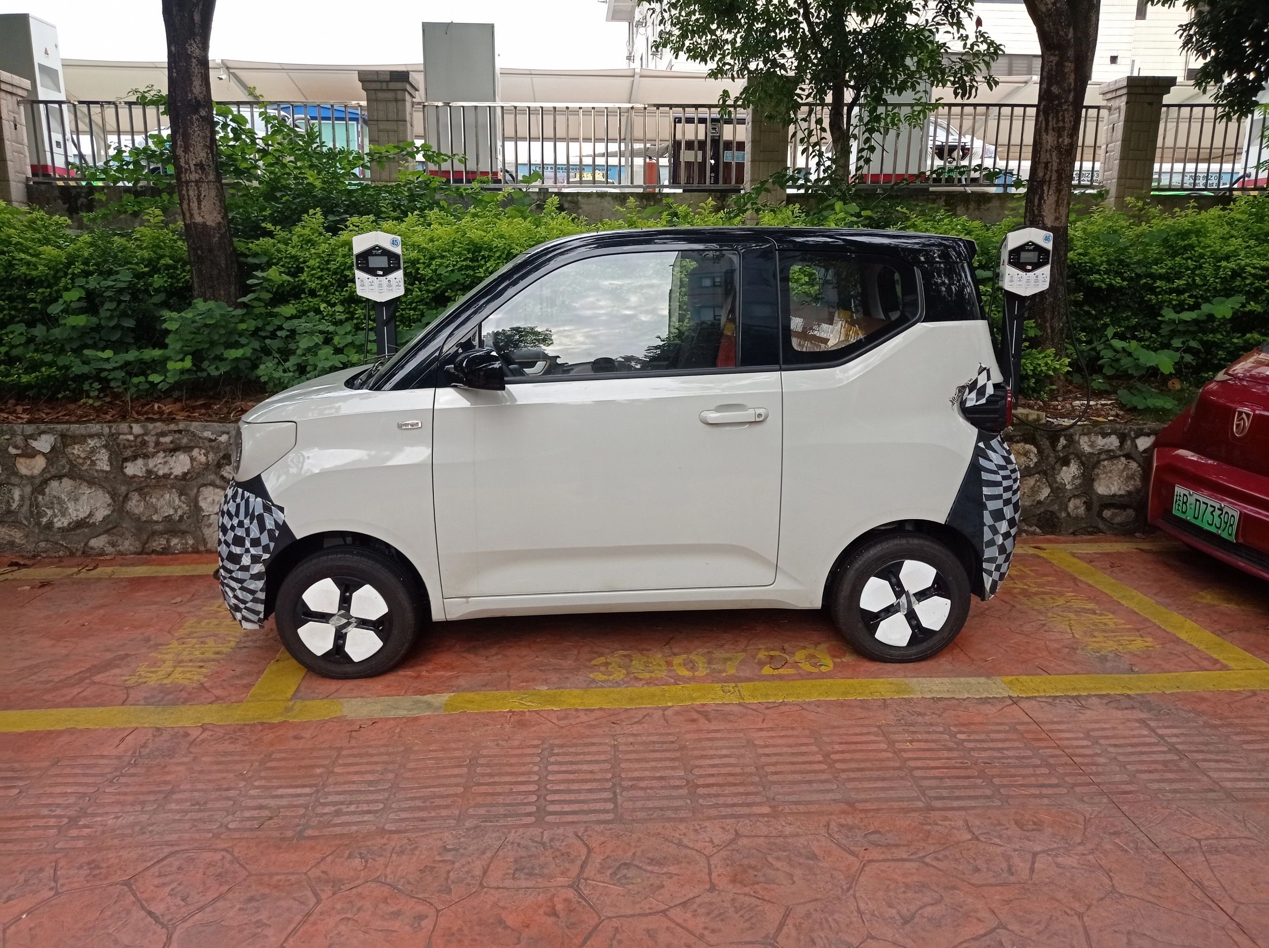 新款五菱宏光miniev现身街头,换可爱风格配中控屏,或增快充?