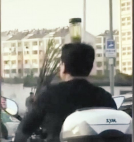 骑车男子头顶茶杯"要治驼背",跟交警说