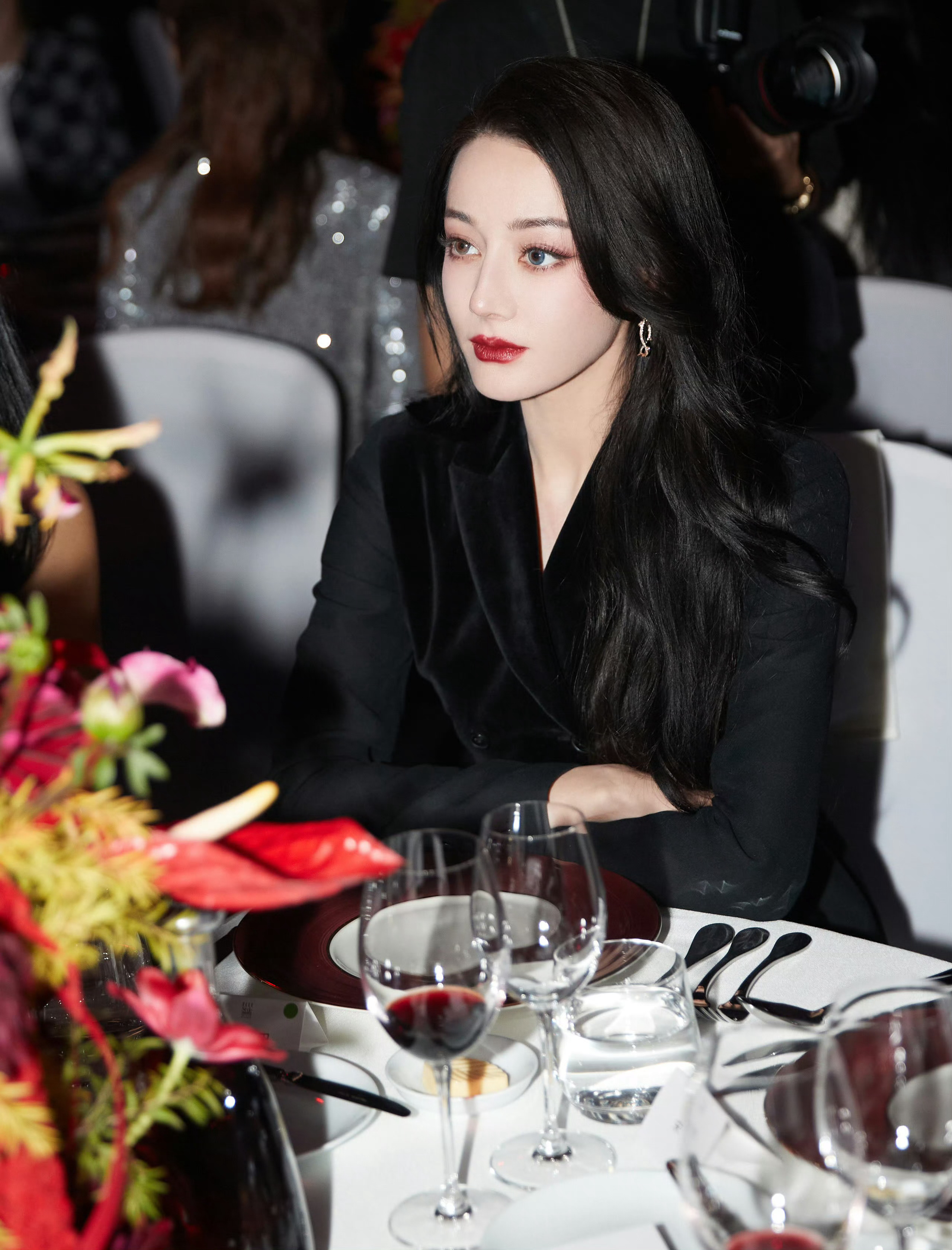 迪丽热巴elle风尚大典异瞳造型,蛊惑心魂,像一只矜贵优雅的猫