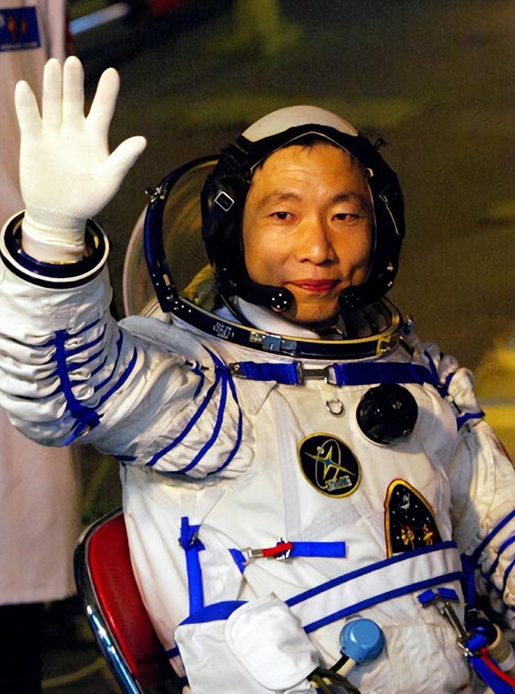 回顾57岁航天英雄杨利伟至今仍参与航天员训练时刻准备返太空