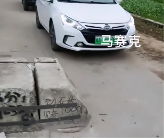 广州再现"霸王村",三块巨石堵住道路,"敢动石头先赔1万"