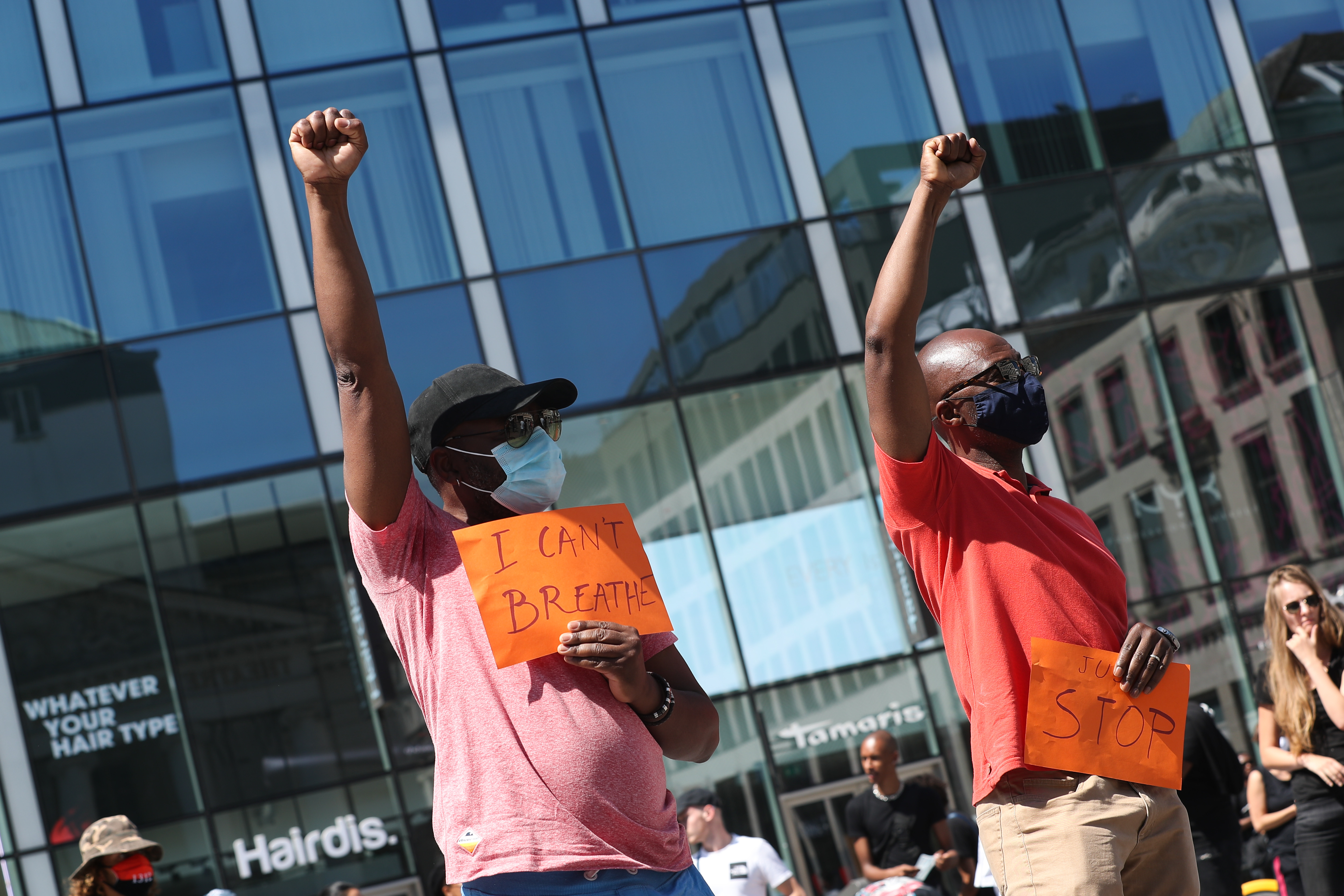 比利时举行示威活动抗议美国警察执法失当(2)