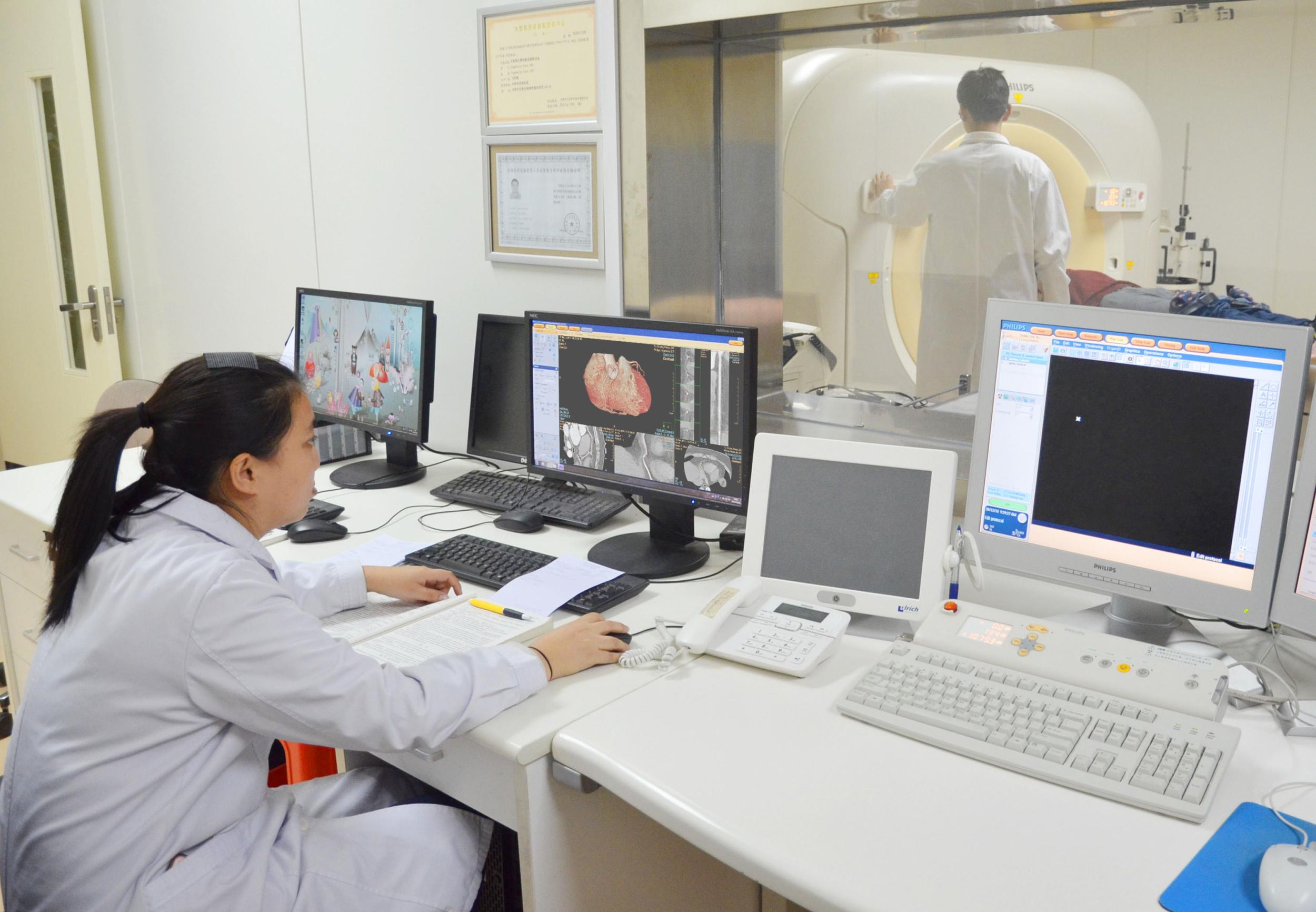 2014年,南京一老汉伸手捡回"钥匙链",不到3年花去3百万医药费