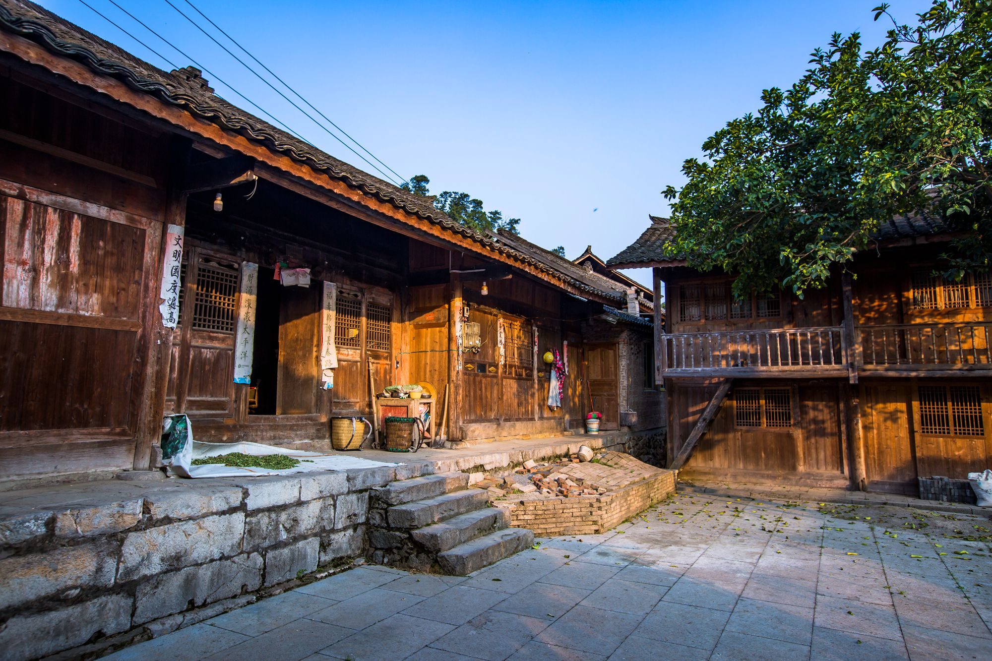 贵州铜仁有一座楼上古寨,历史悠久,是隐藏在深山中的神秘村落