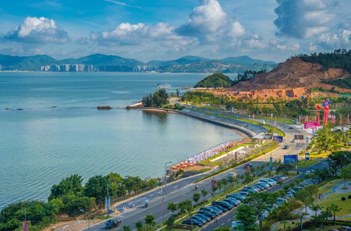 广东笔画最多景区,有八个海湾,以水奇清著称,被誉为天赐白金堤